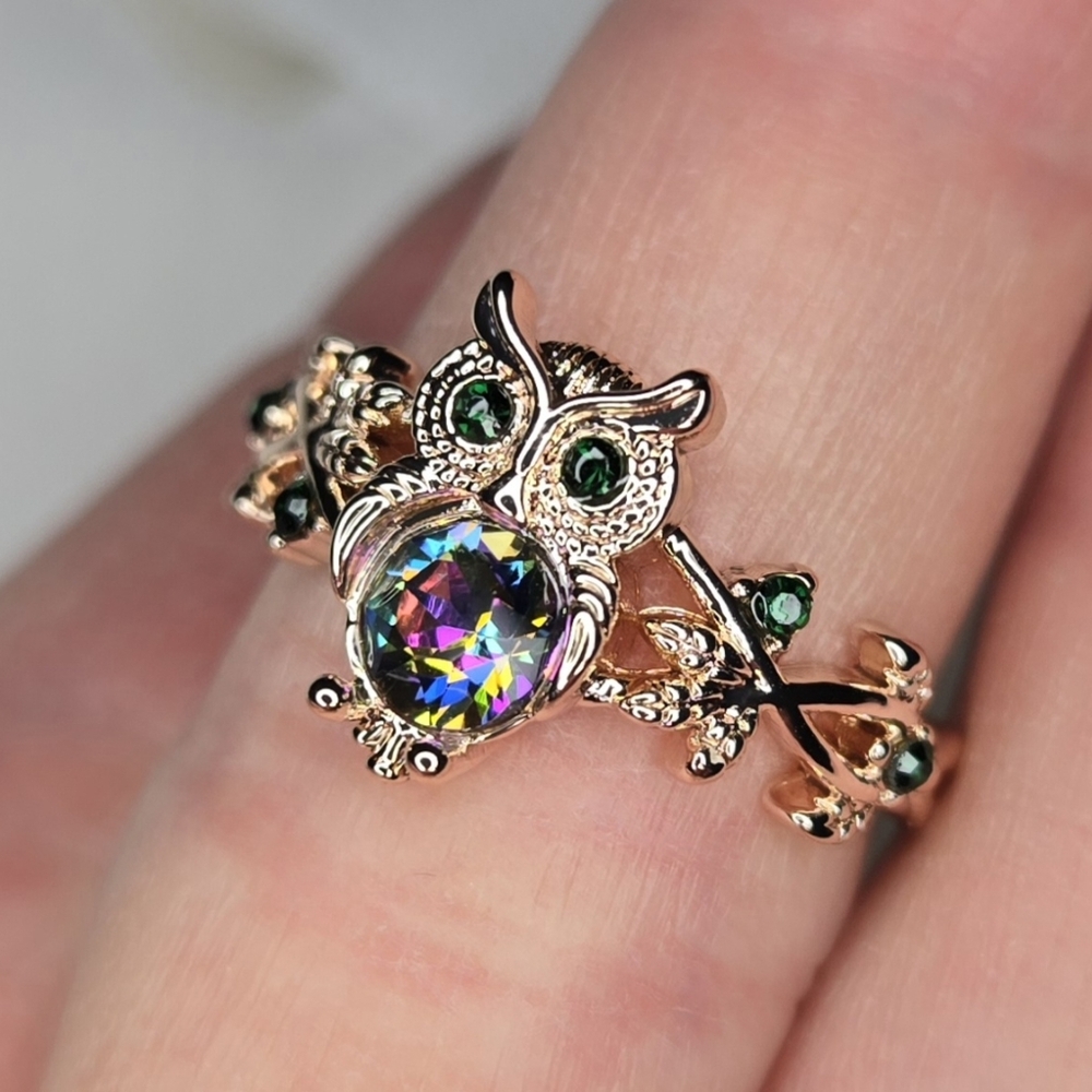 Elegant Owl Design Ring with Multicolor Gemstone